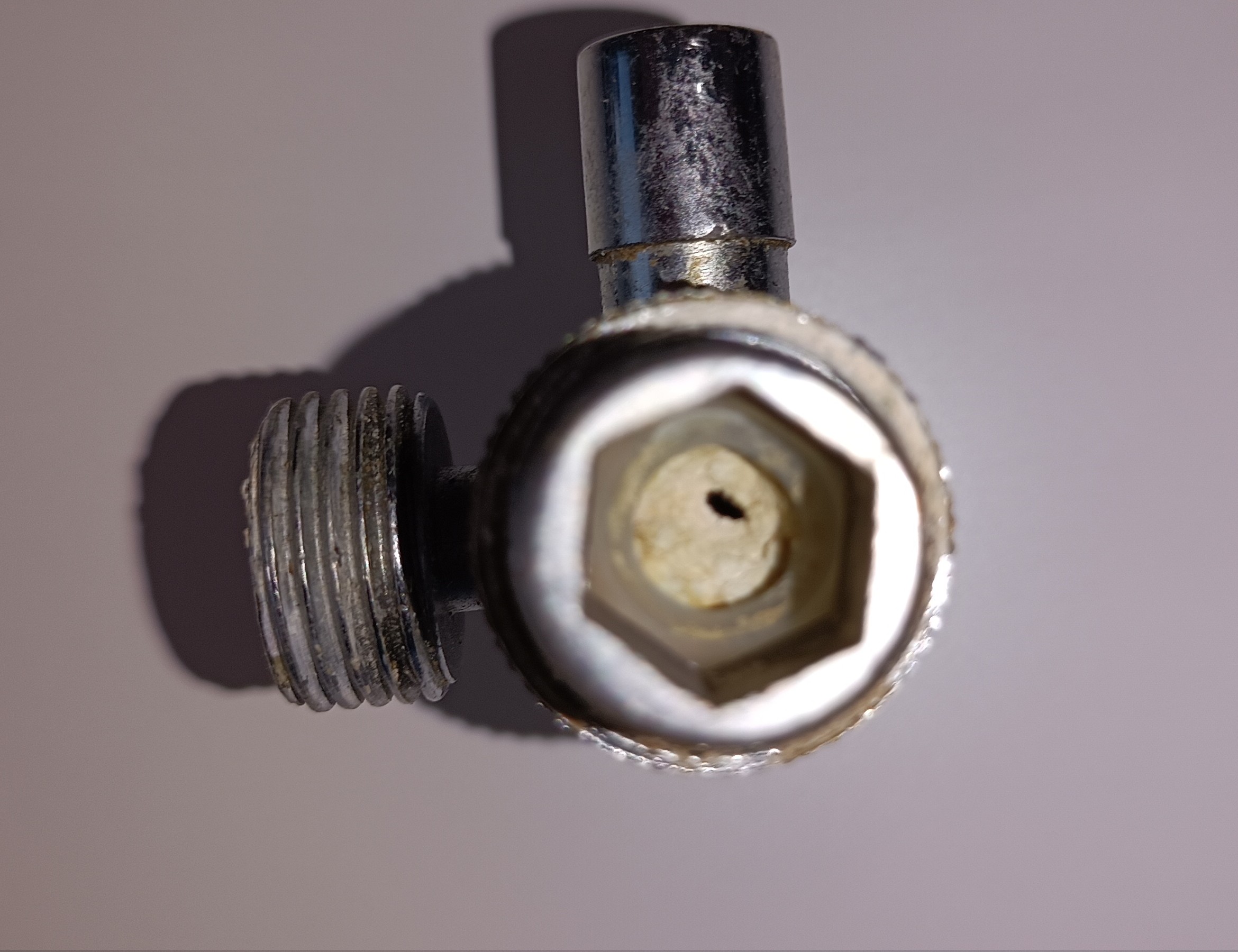 Verkalktes Ventil nach Jahren mit hartem Wasser